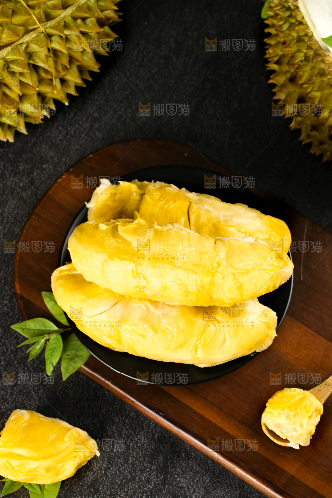 木板上的泰国甲仑榴莲果肉