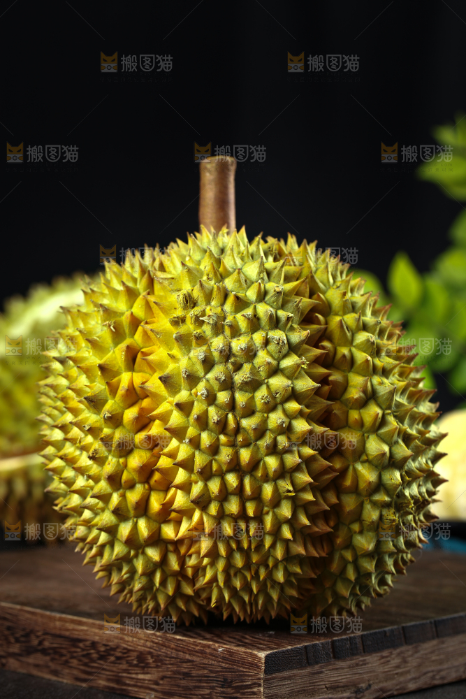 盘子里装着泰国甲仑榴莲