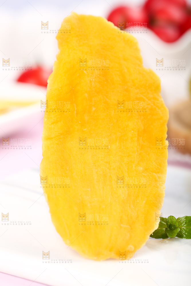 石板上的芒果干切片