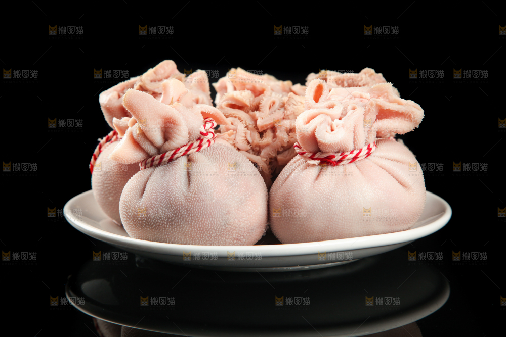 一盘羊肚肉放在黑底上