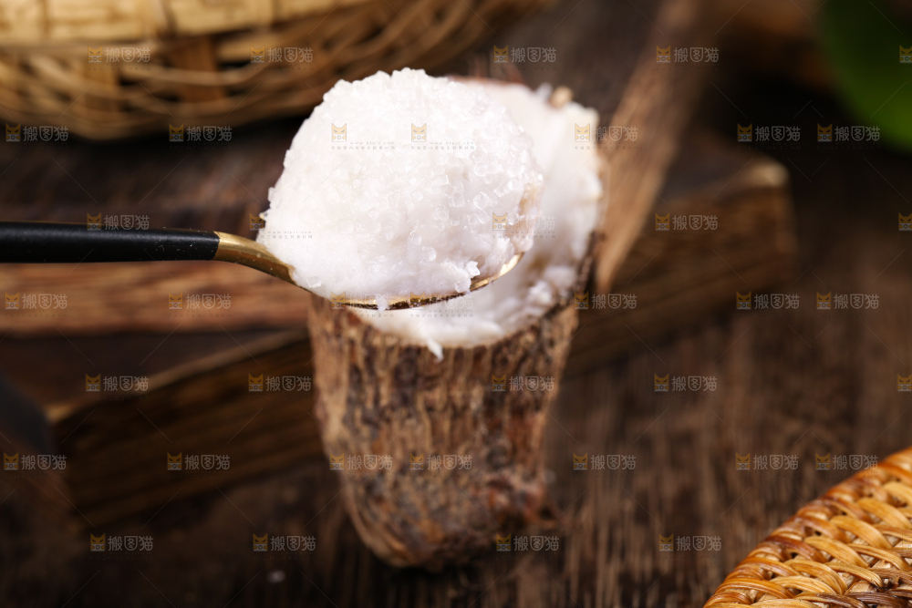 竹底上的牛奶毛芋头