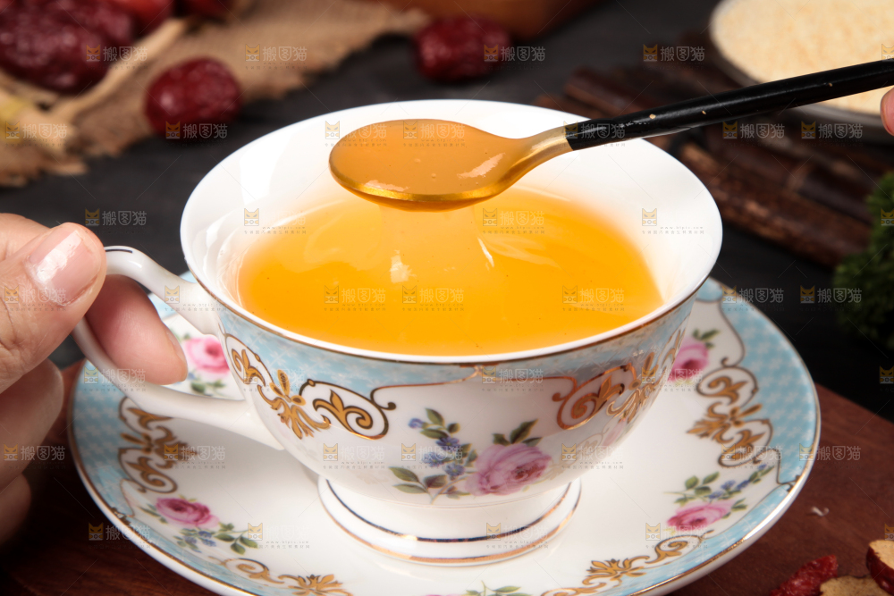 深底上放着一杯葛根粉