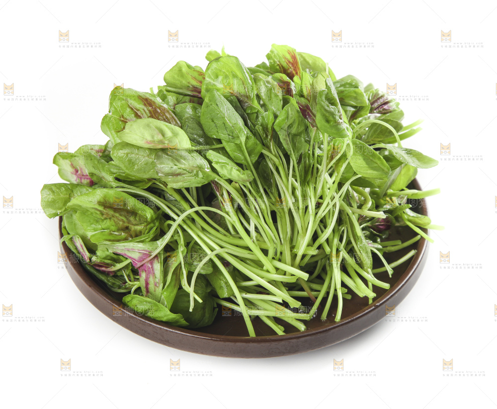 白底上放着一盘红苋菜