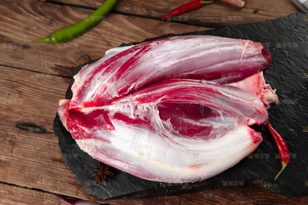 木板上放着牛腱子肉