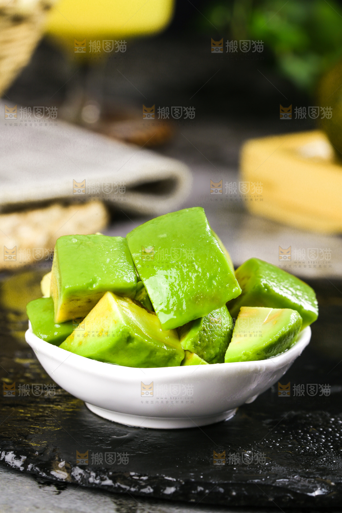石板上放着一碗牛油果果肉