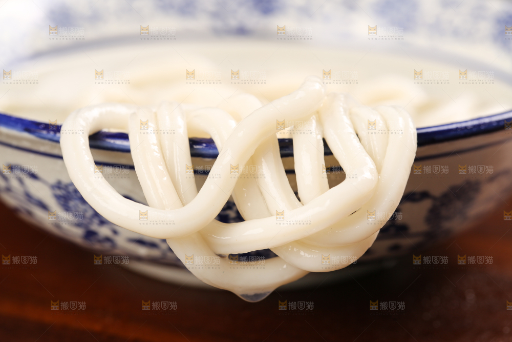 碗里装着乌冬面