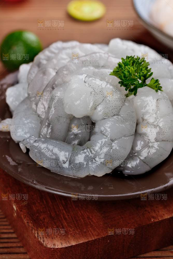 木底上放着一盘鲜冻青虾仁