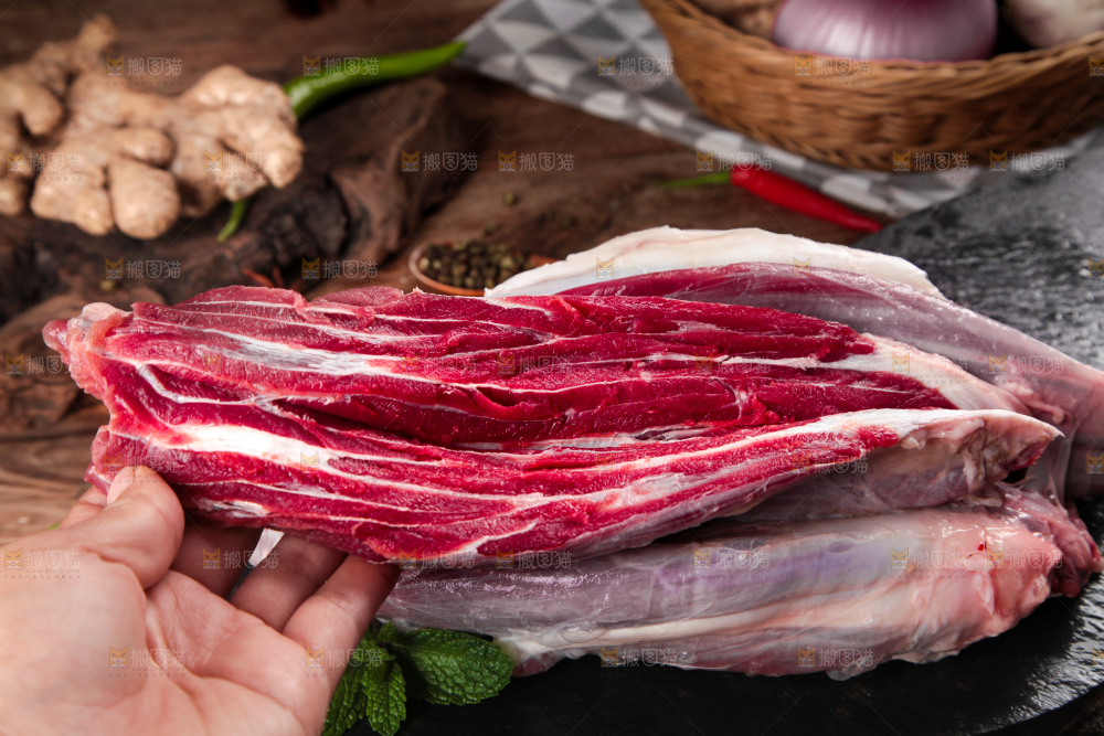 黑石板上的草原散养牛腿肉