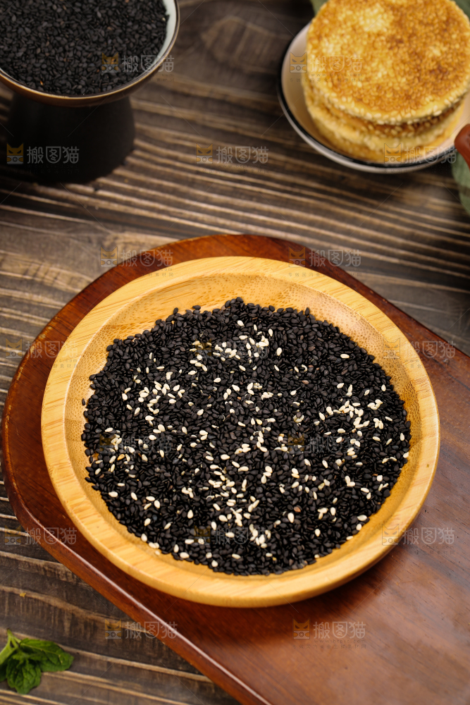 盘子里放着芝麻粒