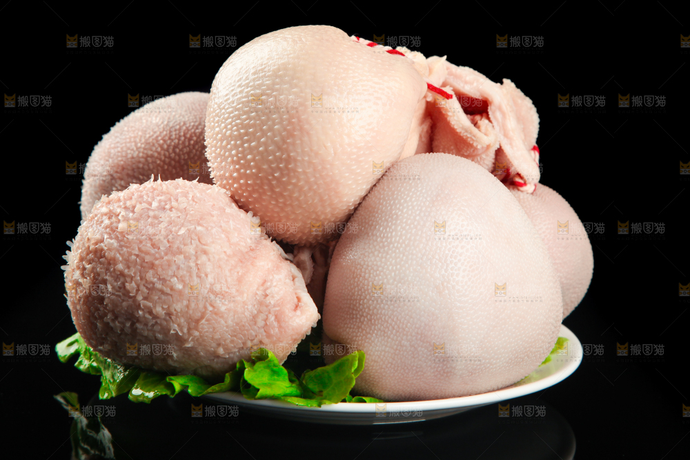 一盘羊肚肉放在黑底上