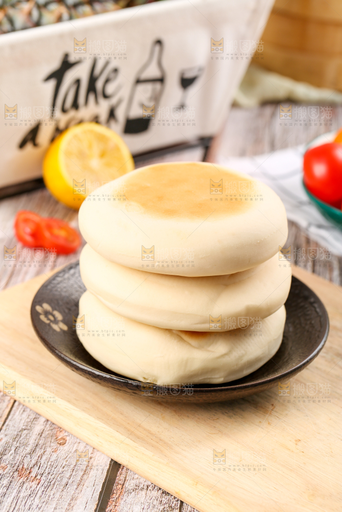 盘子里装着饼子