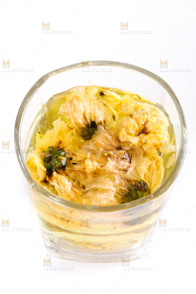 白底上放着一杯菊花茶