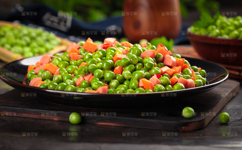 盘子里装着豌豆炒火腿肠