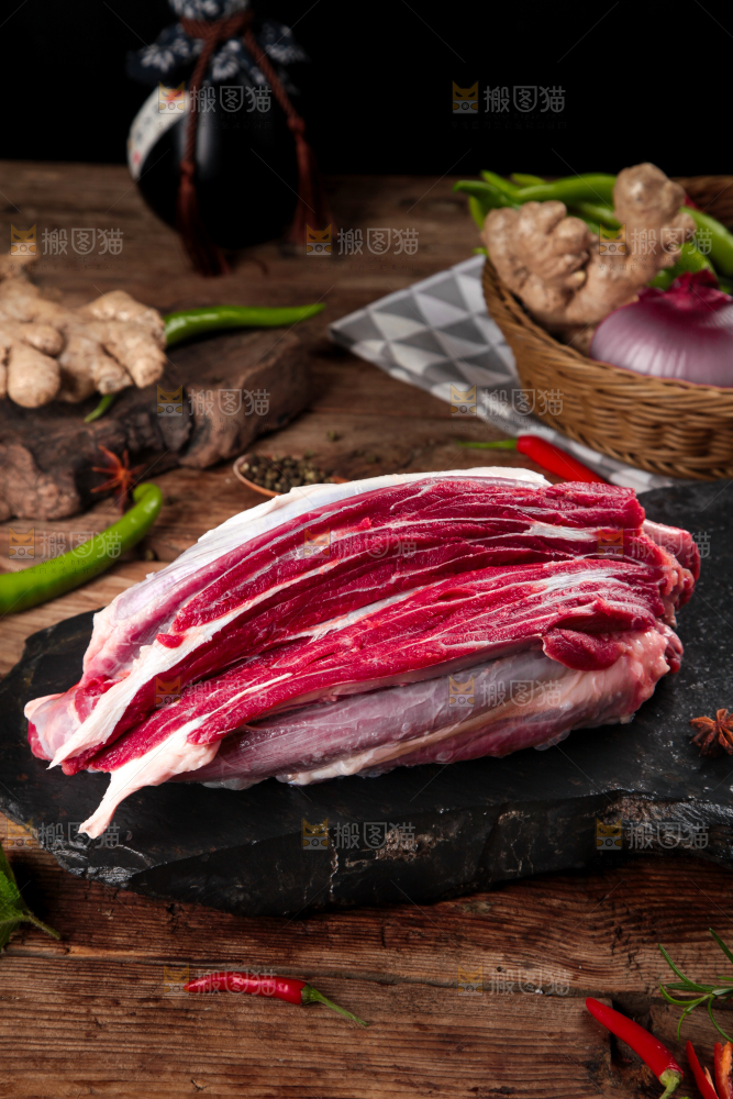 黑石板上的草原散养牛腿肉