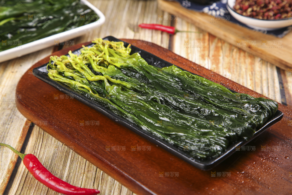 盘子里装着海芥菜