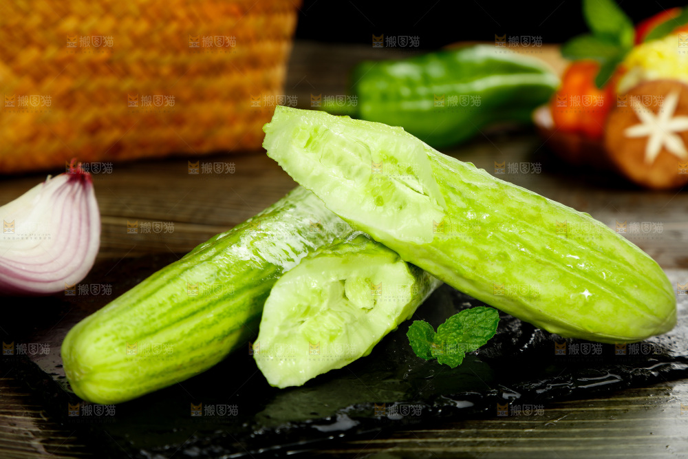 黑石板上放着掰开的黄瓜