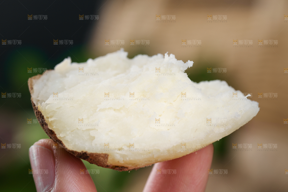 手拿掰开的熟毛薯