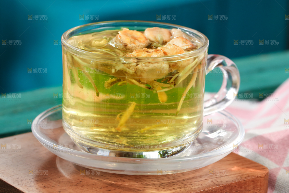 杯子里装着金银花茶