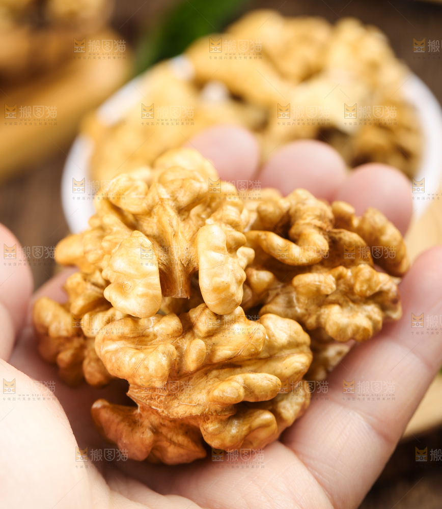手拿核桃仁
