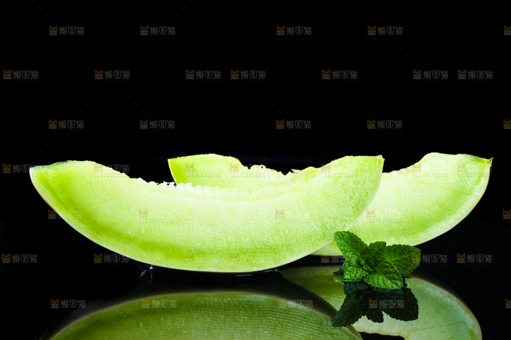 切开的玉菇甜瓜放在黑底上