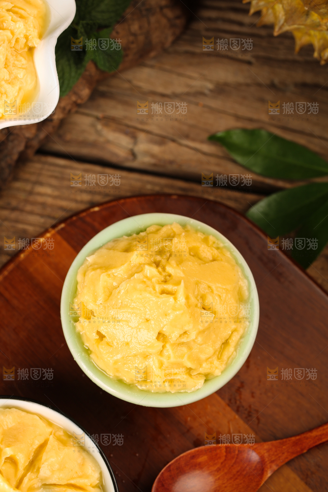 深底上放着一碗榴莲肉泥