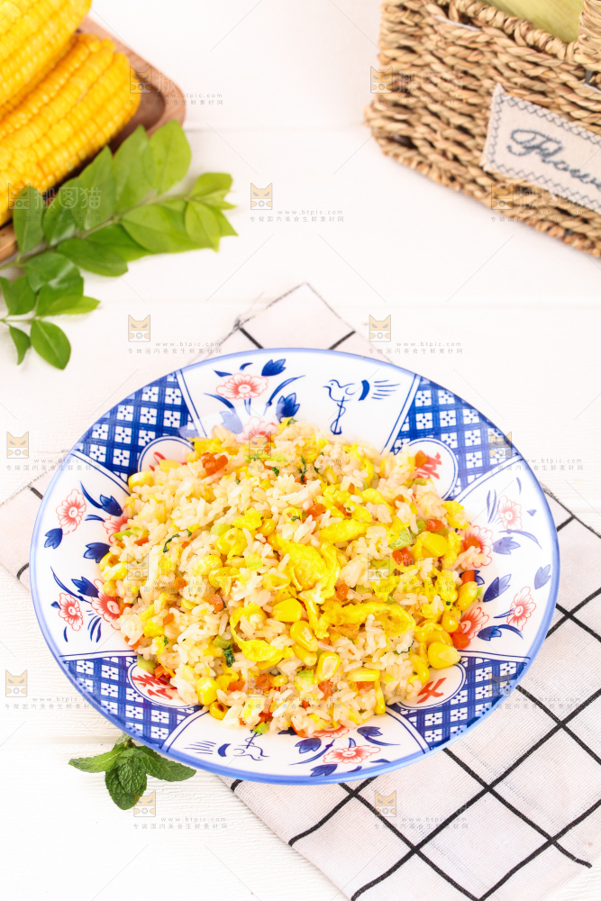 盘子里的玉米鸡蛋饭