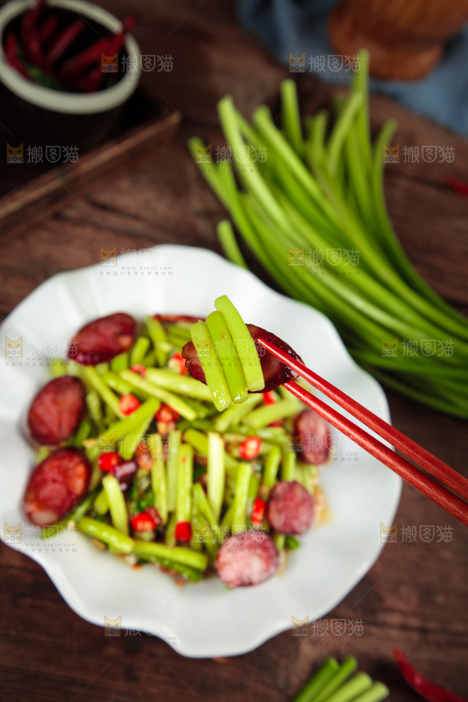 深底上放着一盘蒜苔炒腊肠