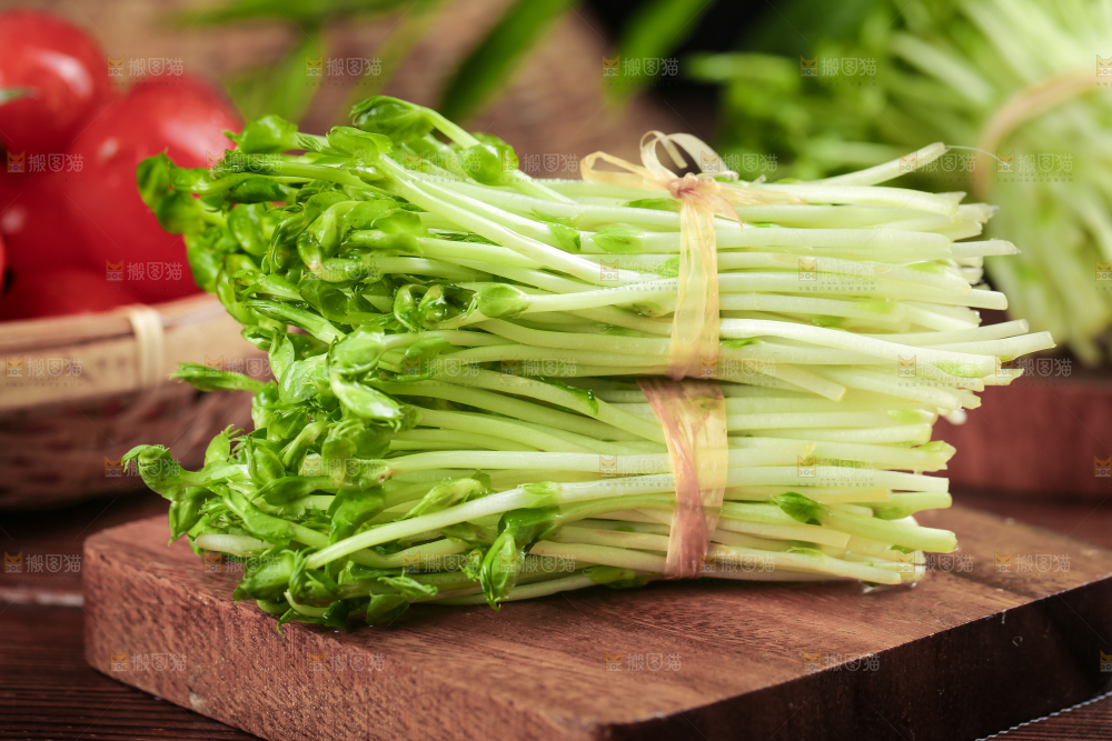 木板上放着豌豆芽