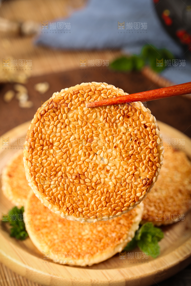 盘子里装着小饼子