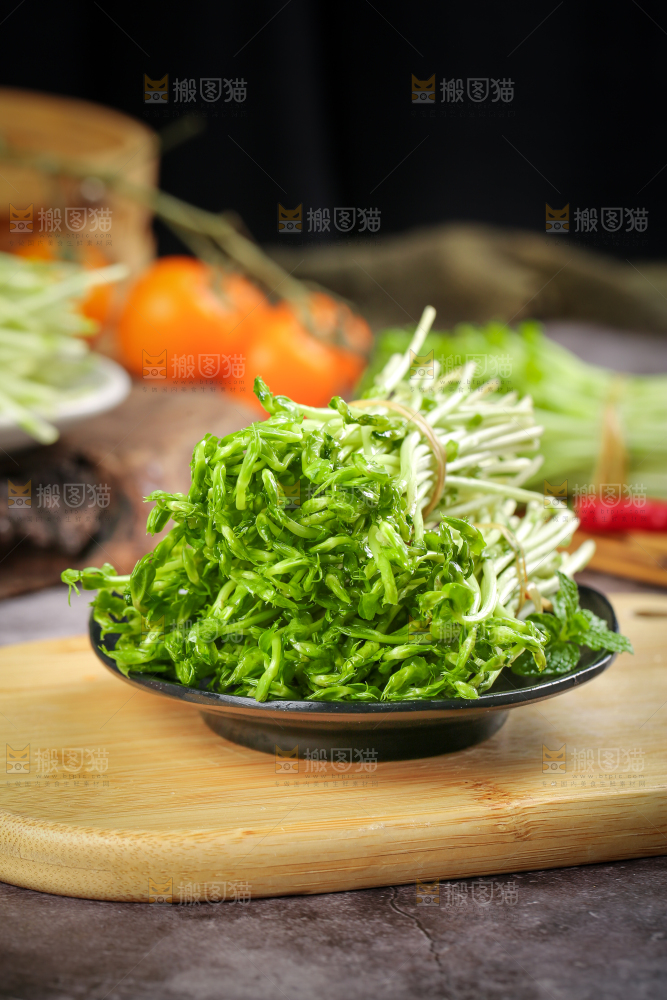 木板上放着豌豆芽