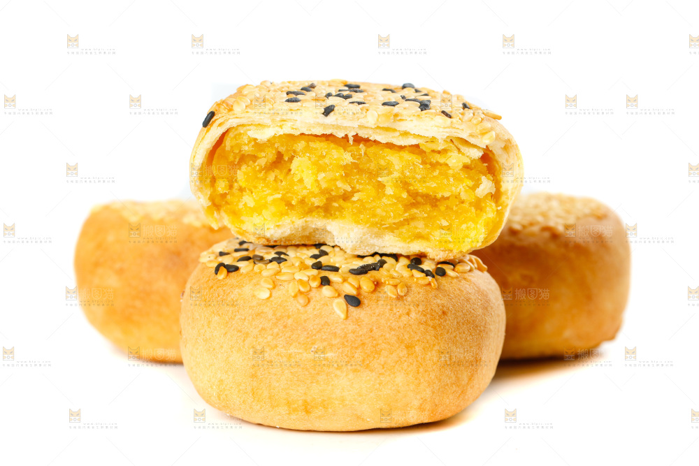 掰开的酥饼放在白底上