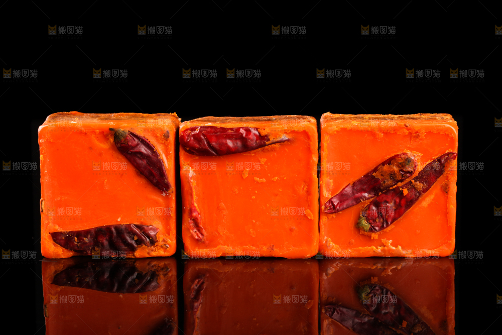 黑底上的麻辣火锅料