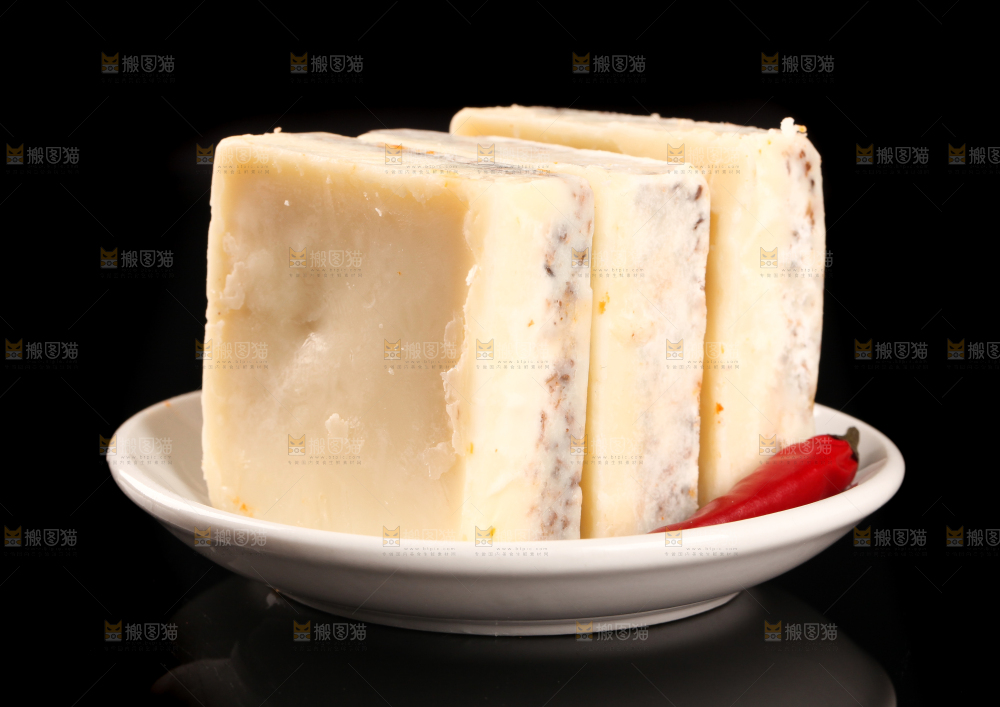 一盘清汤火锅料放在黑底上