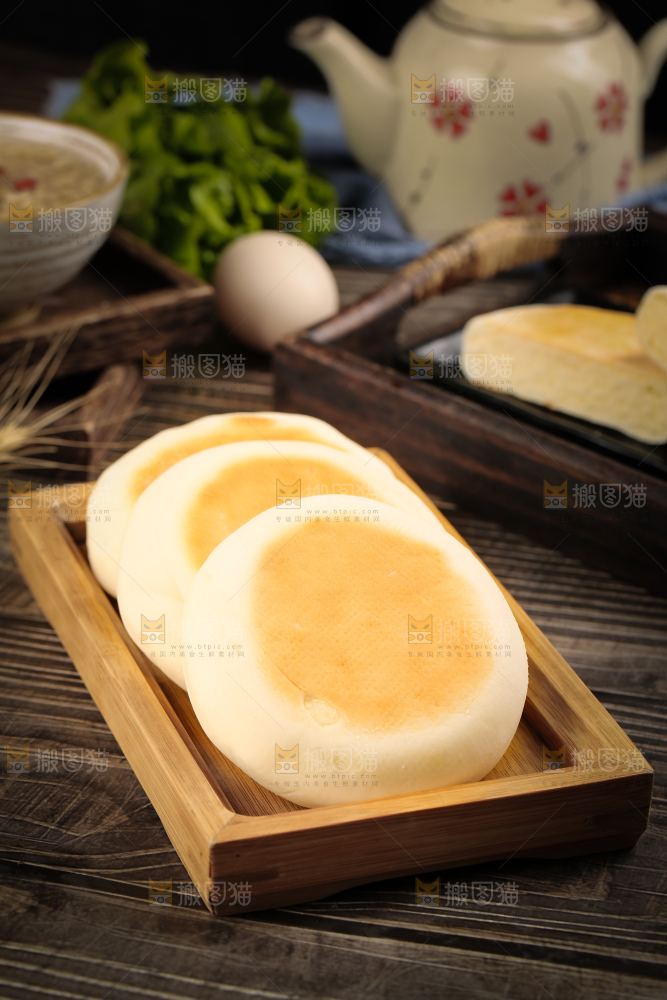盘子里装着奶香饼