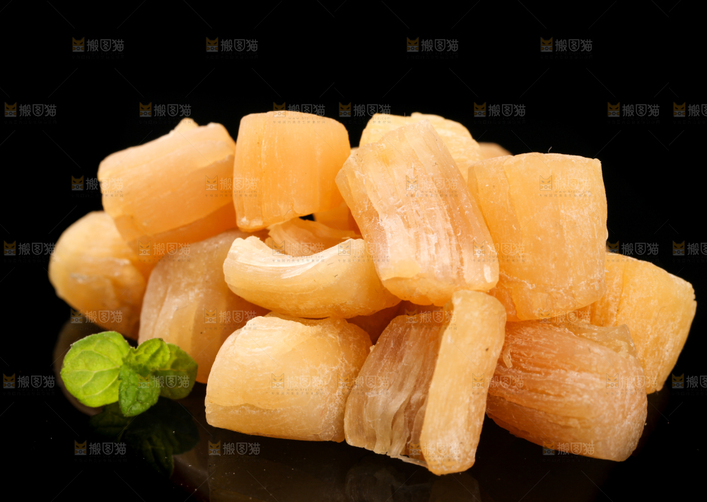 黑底上放着瑶柱