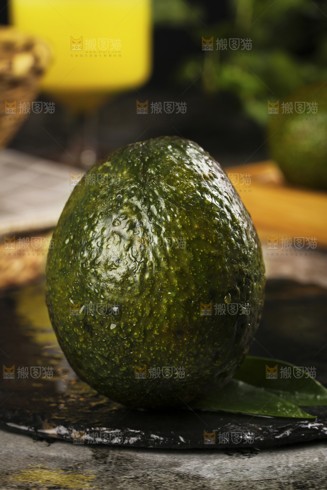 黑石板上放着巨无霸牛油果