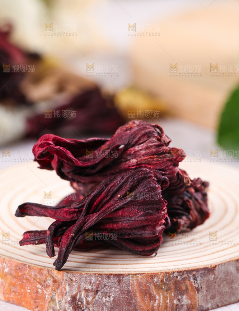 木底上放着玫瑰茄干