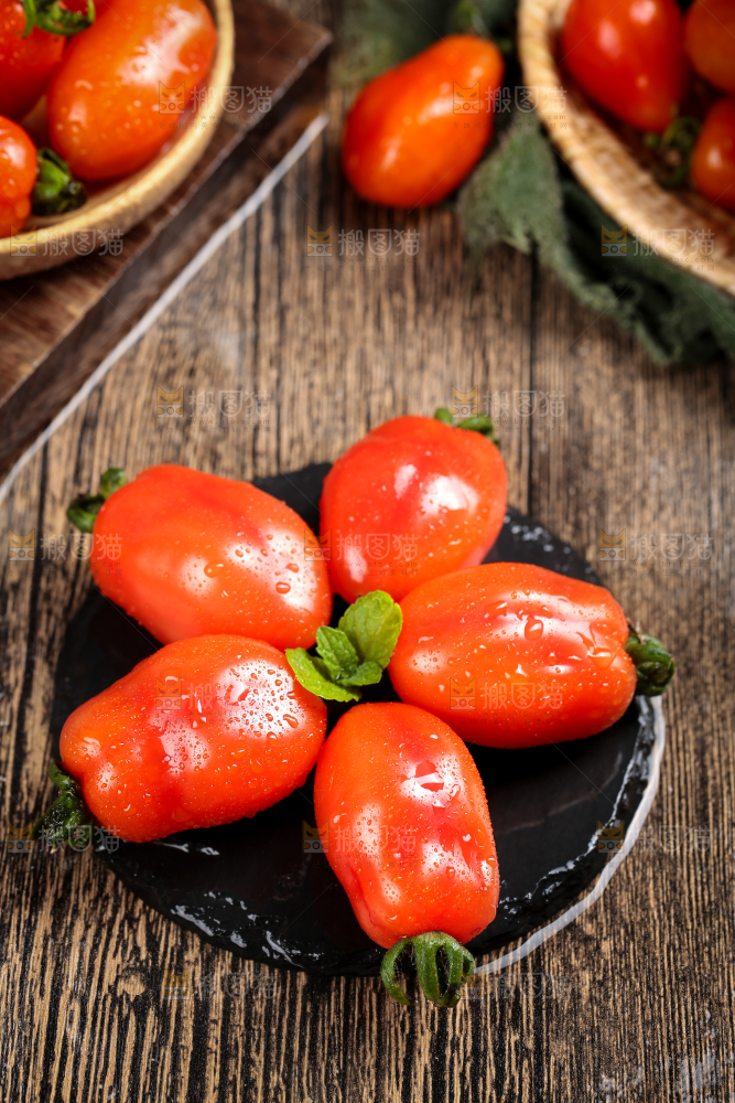 盘子里装着新鲜409小柿子