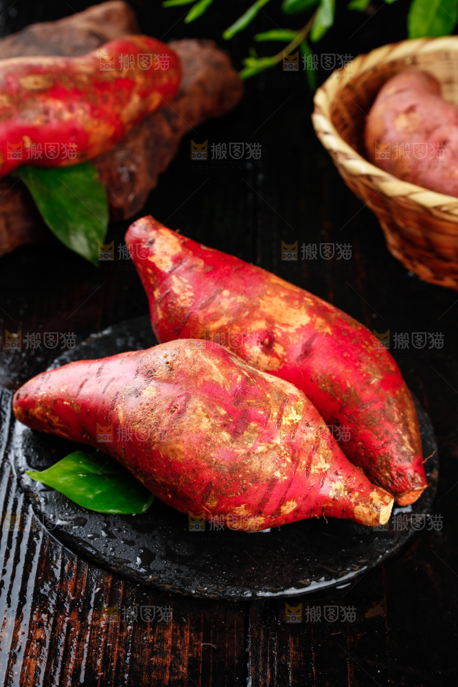 黑石板上的六鳌蜜薯
