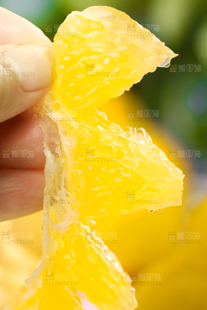 盘子里装着柠檬丑橘