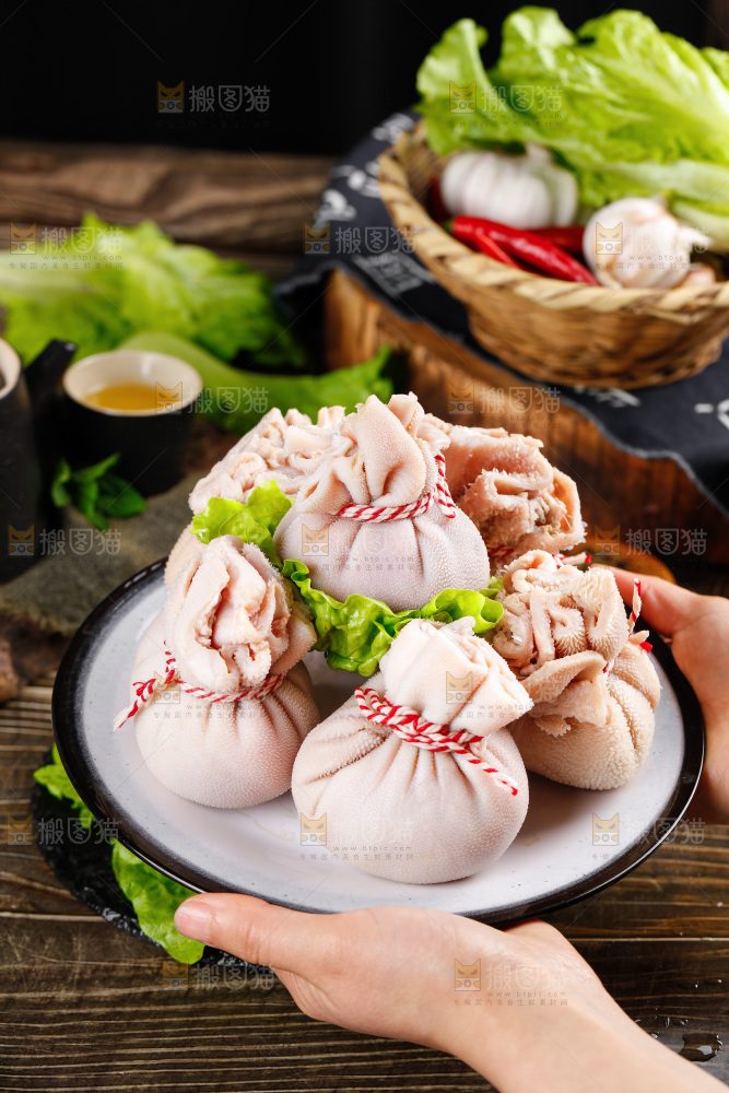 手拿一盘羊肚肉