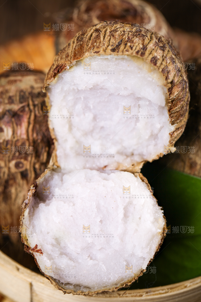 竹底上的牛奶毛芋头