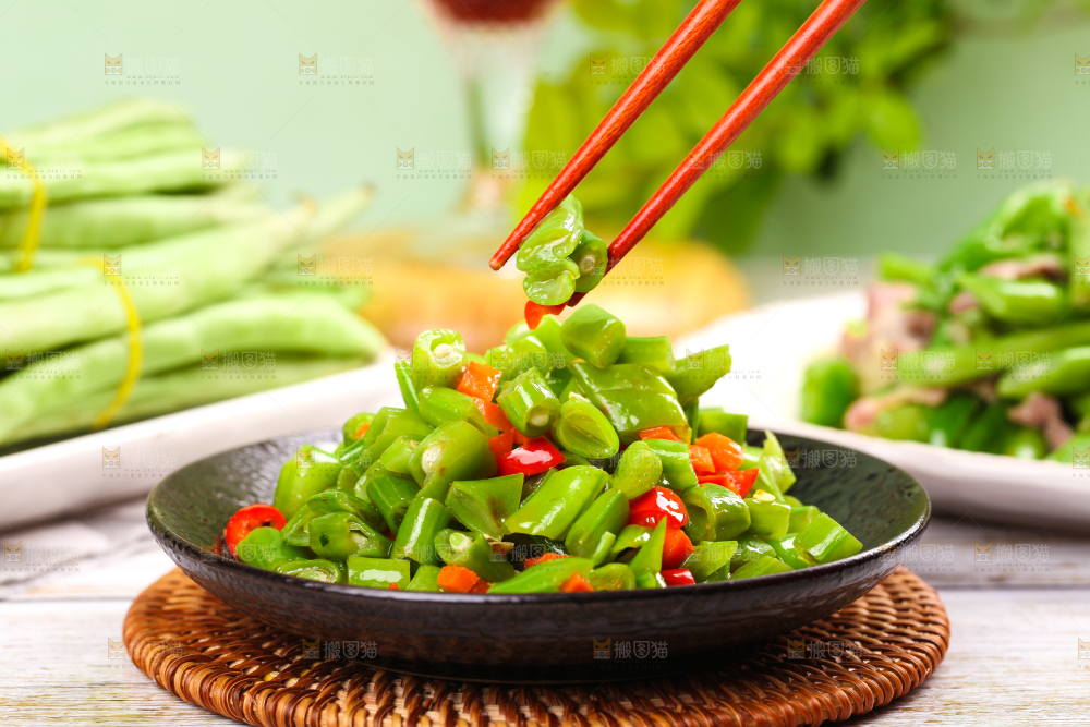 盘子里装着四季豆炒辣椒