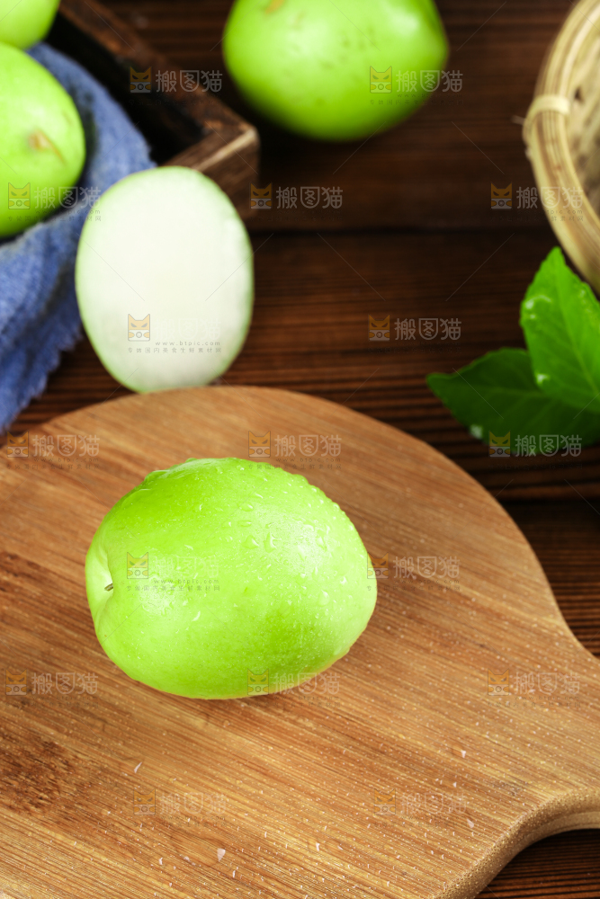木板上放着新鲜牛奶枣