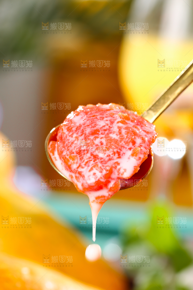 叉子上叉着红心木瓜果肉