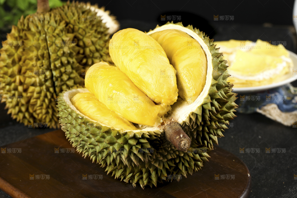 木板上的泰国甲仑榴莲