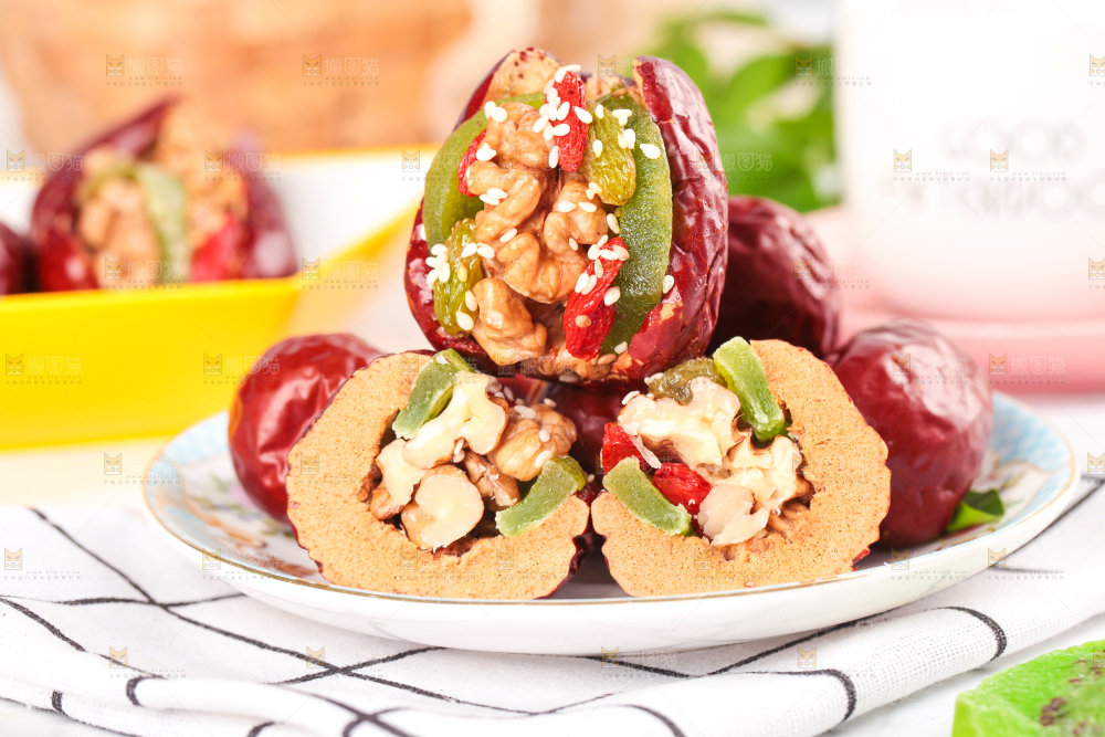 盘子里装着夹心枣