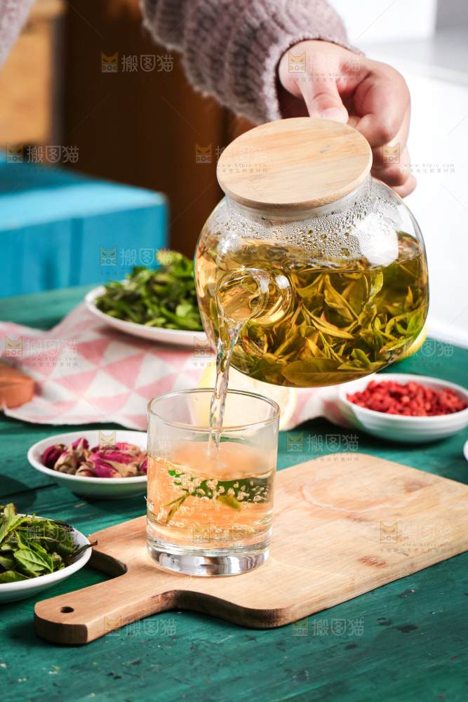 杯子里泡着绿茶