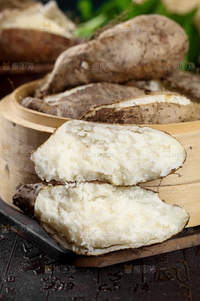 石板上放着一笼熟毛薯