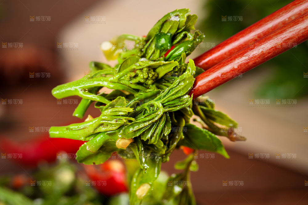 筷子夹着凉拌花椒芽